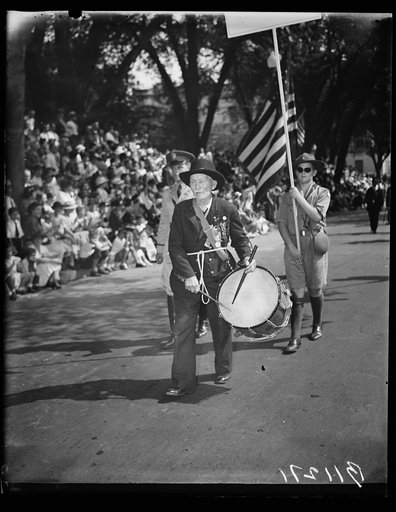 Hit of G.A.R. Parade, Washington, D.C. Sept. 23. Beating a steady a rata tat tat as he did in '65, R.D. Parker, Chicago, took the cheers of the crowd in stride as he again marched up famous Pennsylvania Avenue in today's G.A.R. parade