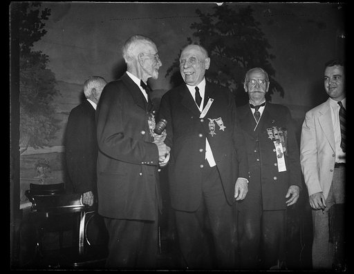 G.A.R. elects new commander-in-chief, Washington, D.C. Sept. 24. The retiring commander-in-chief of the Grand Army of the Republic, Oley Nelson, (left) Slater Iowa, congratulates the new commander-in-chief William Ruhe, Pittsburg, Pa., following the annual election today which brought to a close the
