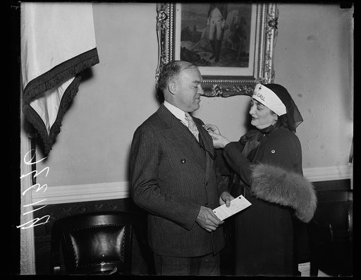 Secretary of War joins Red Cross, Washington, D.C. Oct. 1. Secretary of War Harry H. Woodring was one of the first to join the American Red Cross in Washington as the 1936 roll call got under way. He is shown being enrolled by Mrs. Frederick W. Boscher, wife of Maj. Gen. Boscher, Chief of Finance, U