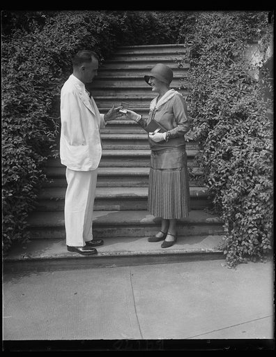 Flowers symbolize World War dead, Capt. Fred Kochli, D.S.C., representing the Disabled American Veterans, called at the White House to present Mrs. Hoover with a pair of Forget-Me-Nots, to be worn by President and Mrs. Hoover on Armistice Day in honor of the dead and disabled of the World War