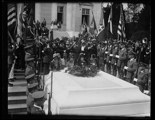War mothers honor unknown soldier. The 81 Missouri war mothers who have just returned from a pilgimage to the graves of their hero sons in France, paid tribute at the Tomb of the Unknown Soldier upon their arrival in Washington. Gen. John J. Pershing, a native of Missouri, assisted them in the cerem