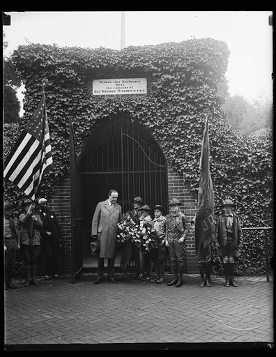Scouts at tomb of George Washington, Mount Vernon, Virginia