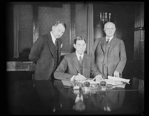 Ray Wilbur, center