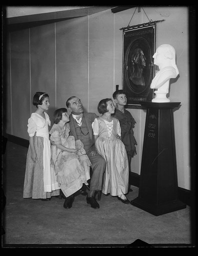 Children in colonial dress at George Washington exhibit