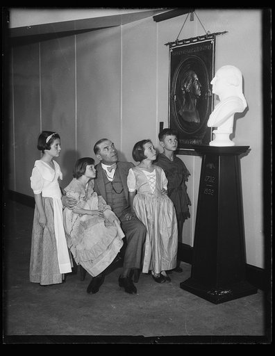 Children in colonial dress at George Washington exhibit