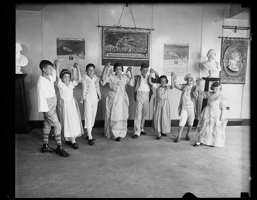 Children in colonial dress at George Washington exhibit