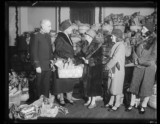 Lou Hoover and group with food baskets