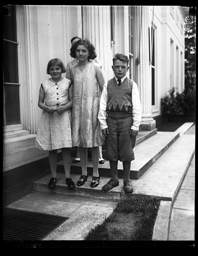Children visitors at White House, Washington, D.C.