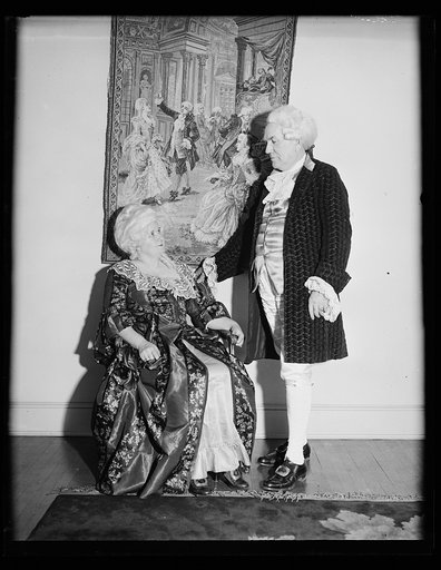 Man and woman in colonial costumes