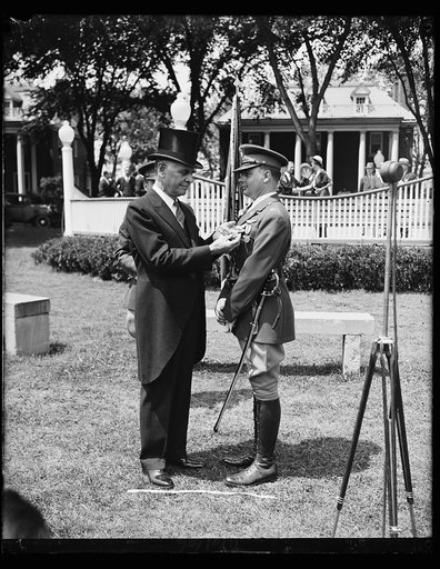 Famous Army flyer receives award for development of blind flying. The coveted "Oak Leaf Cluster," an honor comparable to the Distinguished Flying Cross, was confered today on Capt. Albert F. Hegenberger of Wright Field, Dayton, Ohio, for his development of blind flying. The secretary of War George H