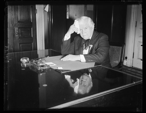 Speaker Rainey clears desk for adjournment of Congress. Speaker Henry F. Rainey mopping his fevered brow after clearing his desk today in anticipation of Congress adjourning tonight or tomorrow. The House is ready to adjourn at any time when it gets the final word from the Senate. 6/18/34