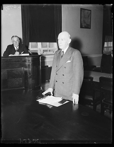 ...] At Vet dependenc[...] Brig. Gen. Frank T. Hines, [...] Administration, gives testim [...]ional committee which approved [...] check upon those administering [...] soldiers unable to handle thei[...], 1/18/35