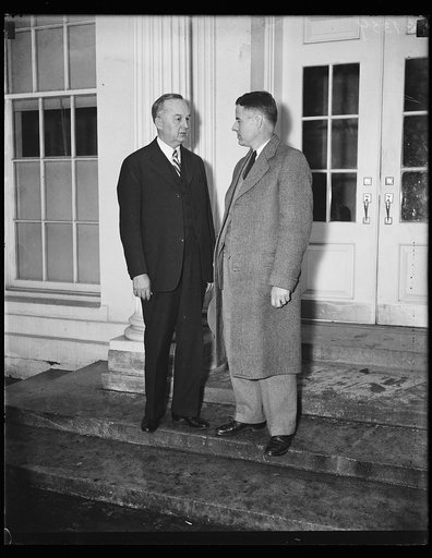 Men outside White House, Washington, D.C.