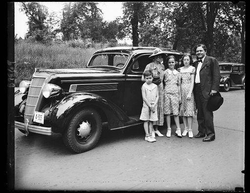 Goodbye to Congress: Gassoway family leave. Rep. Percy L. Gassaway (D. of Okla) packed up his family Friday and stepped on the gas for Coalgate, Okla. [...] and home. Gassaway decided not to wait for Congress to adjourn. Left to right: Jimmy 7, Mrs. Gassaway, Betty Jane, 10, Betty Jo, 13, and the Co