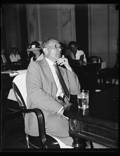 Wash. D.C. "Don't Know." O.E. Wasser, A.G. & E. Controller who told the Senate lobby investigators Tuesday that they shouldn't "expect me to know everything." He was being questioned about the about the company for which he works and for which he claimed he owned no stock in. 7/30/35
