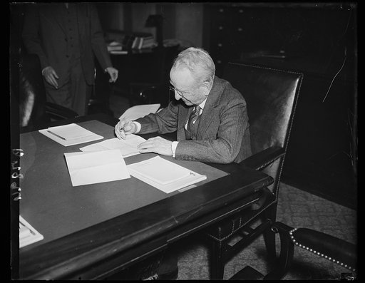 Glass studies problems. Sen. Carter Glass, D. of Va., Chairman of the Senate sub-committee considering the banking bill, apparently is studying evidence presented by leading bankers which is opposed to the bill. 5/15/35