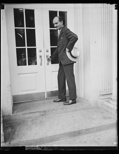 Visits FDR [Franklin Delano Roosevelt] ... and resigns. Francis Biddle, until today (Friday) Chairman of the National Labor Relations Board, is seen here as he was about to enter the White House for a conference with Pres. Roosevelt. Following the visit it was announced that Biddle had formally subm