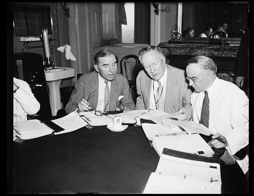 House members put more flexibility in neutrality. These veteran House members of the Foreign Affairs Committee have worked out a compromise neutrality bill which may be passed before the end of the session. The Senate bill allowed virtually [...] latitude in certain of its provisions. From the left: