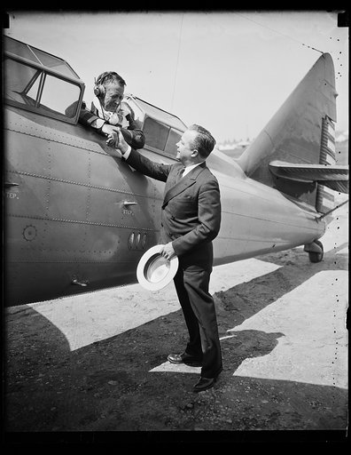 In big gun deal. Maj. Gen. George E. Leach, in plane, of the National Guard Bureau, flys to Indianapolis, Ind., where he will witness a demonstration on the speedway which will prove speed of a new type gun carriage being adopted by the Army. Gen. Leach is bidding goodbye to A.F. Buquor of York, Pa.