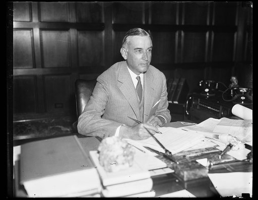Wash. D.C. Draper in new office. Ernest G. Draper of New York City, photographed at his desk after he took office as Assistant Secretary of Commerce, succeeding John Dickinson, who has been named Assistant Attorney General. 9/12/35