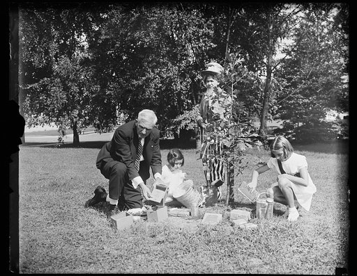 Constitution oak planted. Kiwanis International plants a "Constitution Oak" on the mall in Washington, D.C., as part of elaborate Constitution Day exercises. Soil from the graves of the farmers of the Constitution and water from the fountains of the 48 state Capitols and the United States were used 
