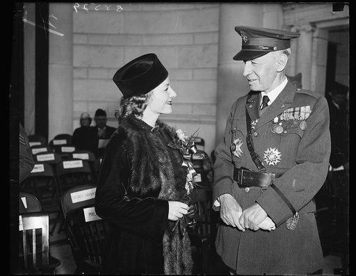 Singer and General. Maj. Gen. Frank T. Hines, head of the Veterans [...]ministration, complements Jessica Dragonette, [...]ger, for her part in the Arministice Day exercises [...]e Tomb of the Unknown Soldier. 11/11/35