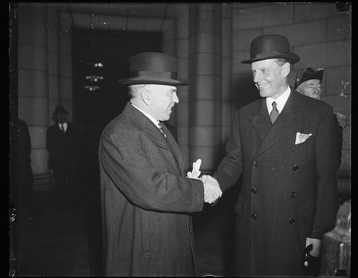 Prime Minister to talk turkey. Wash. D.C. The new Prime Minister of Canada, William MacKenzie King, left, greeted by Acting Secretary of State, William Phillips. Prime Minister King made campaign promises which included a more advantageous trade treaty with the United States. He will attempt to fulf