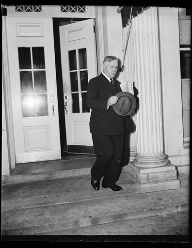 Wash. D.C. Farm editor at White House. Dante Pierce, farm paper editor and publisher of Iowa, leaves the White House where he conferred with Secretary Henry Wallace and President Roosevelt. 11/9/35