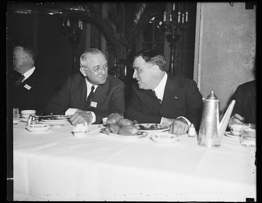 Wash. D.C. What's the answer. Mayor Howard W. Jackson of Baltimore, left, and Mayor F.H. LaGuardia of New York City, are in earnest conversation at the opening session of the U.S. Conference of Mayors. 11/18/35