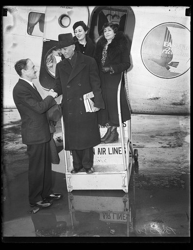 Group exiting airplane