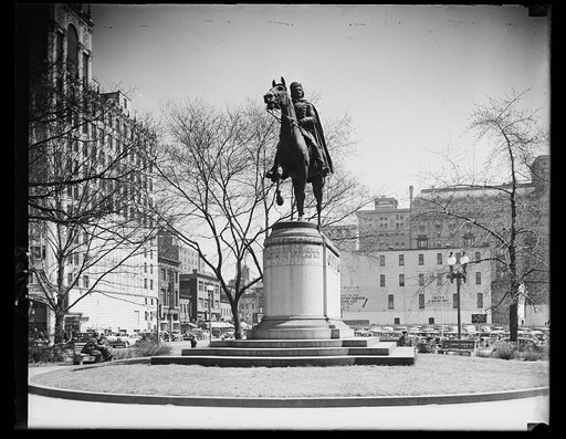 Statue: General Pulaski