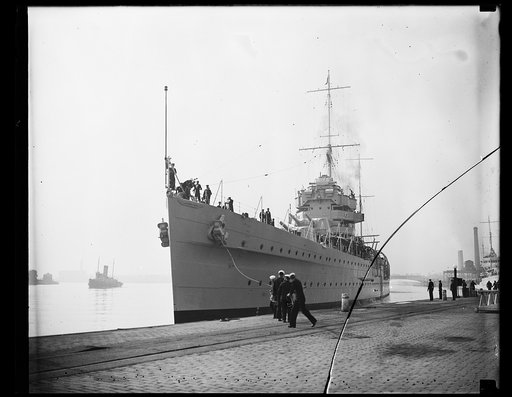 British man of war at Washington, D.C. H.M.S. York, flagship of the British West Indian fleet, docks at the Navy Yard at Washington, D.C. She brought Vice Admiral, the Hon. Sir Matthew R. Best, K.C.B., D.S.O., M.V.O., R.N., to Washington where he will be the guest of honor at a round of social funct
