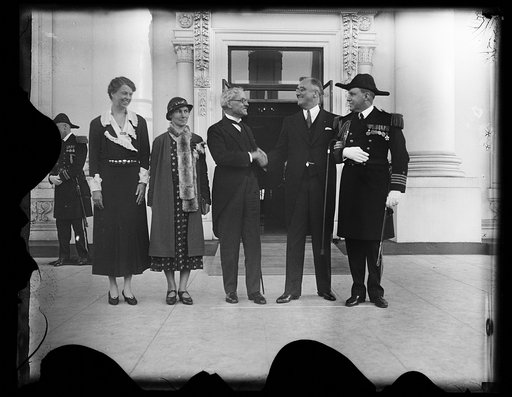 PRESIDENT ROOSEVELT GREETS PRIME MINISTER MacDONALD AT WHITE HOUSE. PRIME MINISTER RAMSAY MacDONALD, OF GREAT BRITAIN, AND HIS DAUGHTER ISHBEL WERE GIVEN A WARM WELCOME BY PRESIDENT AND MRS. ROOSEVELT WHEN THEY ARRIVED AT THE WHITE HOUSE TODAY. WHILE IN WASHINGTON THE BRITISH STATESMAN WILL STUDY TH