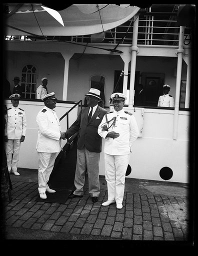 PRESIDENT ROOSEVELT ARRIVES HOME FROM VACATION. PRESIDENT ROOSEVELT ARRIVED AT THE NAVY YARD, WASHINGTON, TODAY ABOARD THE YACHT OF VINCENT ASTOR, THE NOMRAMAHAL, FROM HIS VACATION AT HYDE PARK. IN THIS PHOTOGRAPH PRESIDENT ROOSEVELT IS CONGRATULATING THE SKIPPER OF THE NOMRAMAHAL, CAPT. GUSTAF KLAN