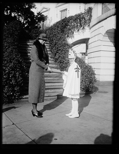 FIRST LADY OPENS CHRISTMAS SEAL DRIVE. THE NATION WIDE DRIVE FOR FUNDS WITH WHICH TO FIGHT TUBERCULOSIS IS OPENED BY MRS. FRANKLIN D. ROOSEVELT AS SHE PURCHASES THE FIRST 1933 CHRISTMAS SEAL FROM MISS FLORENCE GWIN, DAUGHTER OF MR. AND MRS. J. BLAINE GWIN OF WASHINGTON. THE CHRISTMAS SEALS WILL BE O
