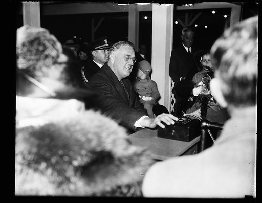 PRESIDENT ROOSEVELT PRESSES BUTTON TO ILLUMINATE X-MAS TREE, 1933