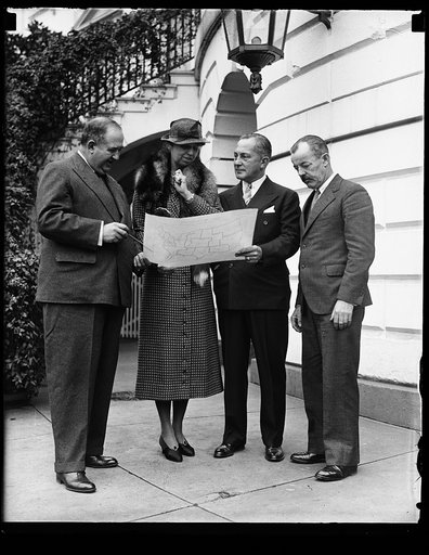 TECHNICAL WORKS OF ARTS PROJECTS. FROM THE LEFT: EDWARD BRUCE, SECRETARY OF THE ADVISORY COMMITTEE OF FINE ARTS TO THE TREASURY; MRS. ROOSEVELT; L.W. ROBERT, JR., ASSISTANT SECRETARY OF TREASURY; FORBES WATSON, TECHNICAL DIRECTOR OF PUBLIC WORKS OF ART PROJECT