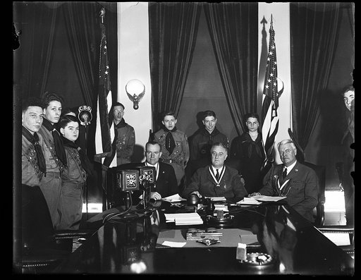 APPEALS TO BOY SCOUTS. PRESIDENT ROOSEVELT APPEALS TO THE BOY SCOUTS OF AMERICA TO ASSIST IN CARRYING OUT THE ADMINISTRATION'S RELIEF CAMPAIGN. HE ADDRESSED THE BOYS OVER A NATION-WIDE RADIO HOOK UP. FROM THE LEFT: WALTER H. HEAD, NEW YORK, PRESIDENT OF THE BOY SCOUTS; PRESIDENT ROOSEVELT; AND JAMES
