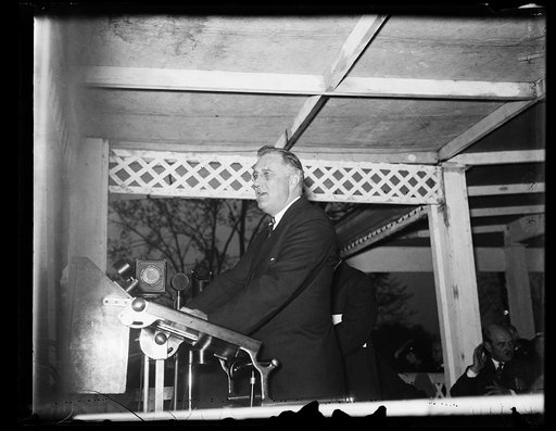 PRESIDENT ACCEPTS STATUE OF W.J. BRYAN. TO A GREAT MAN: PRESIDENT ROOSEVELT OFFICIALLY ACCEPTS FOR THE NATION THE STATUE OF WILLIAM JENNINGS BRYAN. HE IS SHOWN ADDRESSING MORE THAN 1,000 RAIN SOAKED NOTABLES WHO GATHERED AT THE UNVEILING. THE PRESIDENT SPOKE FEELINGLY OF BRYAN'S RECORD WHICH HE DECL