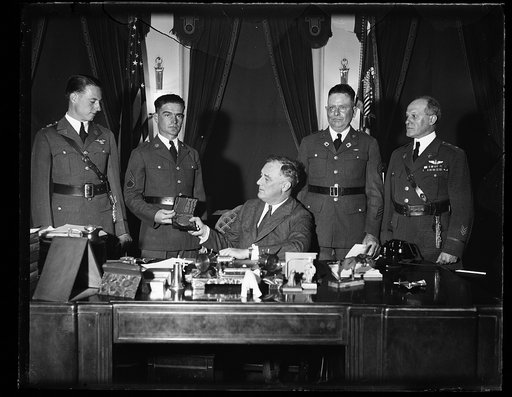 CHIEF EXECUTIVE PRESENTS CHENEY AWARD. PRESIDENT ROOSEVELT, TODAY PRESENTED TO LIEUT. W.L. BOGEN; SERGT. D.D. DODD; AND SERGT. T.J. ROGERS, ALL OF THE ARMY AIR CORPS., WITH THE CHENEY AVIATION AWARD FOR 1933. THE AWARD IS GIVEN YEARLY FOR THE MOST HEROIC ACT IN CONNECTION WITH AIRCRAFT IN THE ARMY A