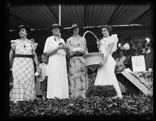 MRS. R. [i.e., Roosevelt] AT DERN'S GARDEN PARTY