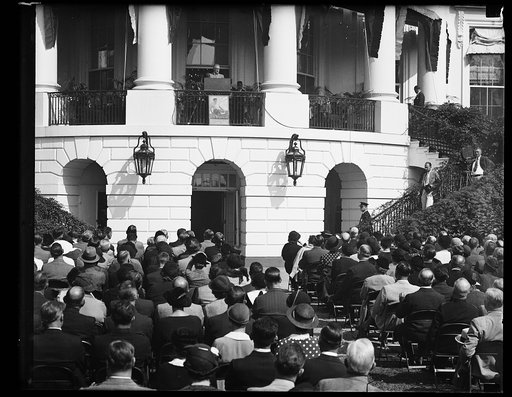 PRESIDENT STARTS CHEST BALL ROLLING. PRESIDENT ROOSEVELT ADDRESSED 500 LEADERS OF THE NATION-WIDE COMMUNITY CHEST CAMPAIGN FOR 1934 AS THEY ASSEMBLED ON THE WHITE HOUSE LAWN