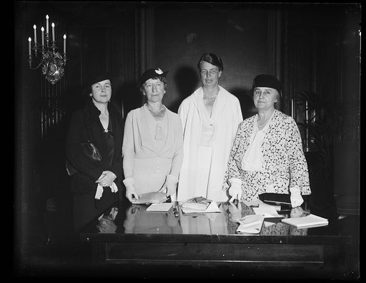 FIRST LADY JOINS IN COMMUNITY CHEST DRIVE. MRS. ROOSEVELT MEETS WITH PROMINENT WOMEN AS THE COMMUNITY CHEST DRIVE GETS UNDERWAY WITH AN ADDRESS OF THE PRESIDENT TO 500 LEADERS. FROM THE LEFT: MRS. MARGARET CULKIN BANNING, DULUTH, MINN.; MRS. NEWTON D. BAKER; MRS. FRANKLIN D. ROOSEVELT; AND MRS. THOM