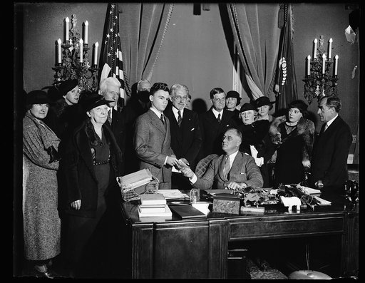 TEXAS BOY WINS $500. GEORGE A. DELHOMME, JR., OF HOUSTON, TEXAS, IS AWARDED THE DOHERTY PRIZE OF $500 AS WINNER OF THE SIXTH ANNUAL GORGAS ESSAY CONTEST. PRESIDENT ROOSEVELT, AWARDING THE PRIZE, IS HONORARY PRESIDENT OF THE GORGAS MEMORIAL INSTITUTE