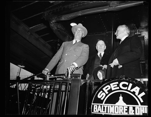 TALKS TO BANKERS. PRESIDENT ROOSEVELT ALLOWED PHOTOGRAPHERS 60 SECONDS TO MAKE THEIR PICTURES AS HE BEGAN HIS ADDRESS BEFORE THE ABA CONVENTION