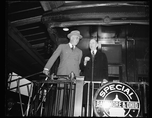 TALKS TO BANKERS. PRESIDENT ROOSEVELT ALLOWED PHOTOGRAPHERS 60 SECONDS TO MAKE THEIR PICTURES AS HE BEGAN HIS ADDRESS BEFORE THE ABA CONVENTION