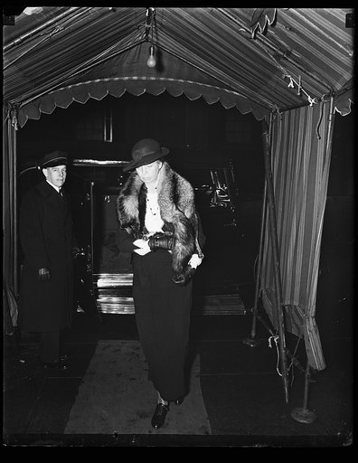 MRS. ROOSEVELT AT RUMSEY FUNERAL. MRS. ROOSEVELT ATTENDS FUNERAL SERVICES FOR MARY HARRIMAN RUMSEY, DEAD OF AN ACCIDENT WHILE RIDING TO HOUNDS AT HER MIDDLEBERG, VA. ESTATE. MRS. RUMSEY WAS A BRIDESMAID AT MRS. ROOSEVELT'S WEDDING