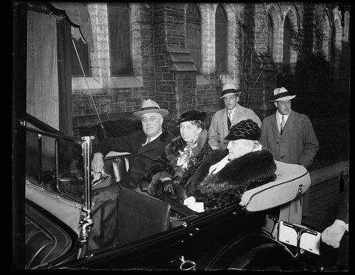 ROOSEVELTS ATTEND CHRISTMAS SERVICES. THE ROOSEVELT FAMILY ATTEND CHRISTMAS DAY CHURCH SERVICES AT ST. THOMAS EPISCOPAL CHURCH IN WASHINGTON D.C. THIS PHOTOGRAPH SHOWS THE FIRST FAMILY LEAVING THE CHURCH. FROM THE LEFT: PRESIDENT ROOSEVELT, MRS. ROOSEVELT, AND MRS. JAMES ROOSEVELT, THE PRESIDENT'S M