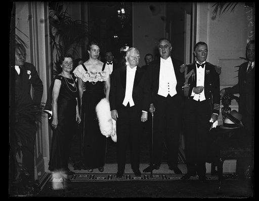 MRS. JOHN N. GARNER, MRS. ROOSEVELT, VICE PRESIDENT GARNER, PRESIDENT ROOSEVELT, CAPT. WILSON BROWN
