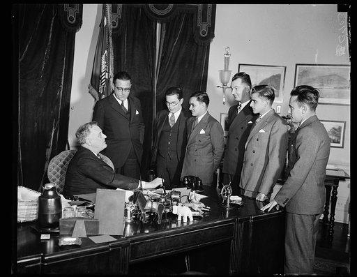 PRESIDENT GREETS PUERTO RICAN DEBATERS. PRESIDENT ROOSEVELT RECEIVED MEMBERS OF THE UNIVERSITY OF PUERTO RICO DEBATING TEAM IN THE EXECUTIVE OFFICE OF THE WHITE HOUSE. FROM THE LEFT: PRESIDENT ROOSEVELT; DR. CARLSO CHARDON, CHANCELLOR; RICHARD PATTEE, PROFESSOR OF HISTORY AND COACH OF THE DEBATING T
